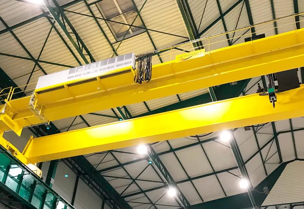 A 40 tons overhead crane, 34 meters in span, built for single-mould handling